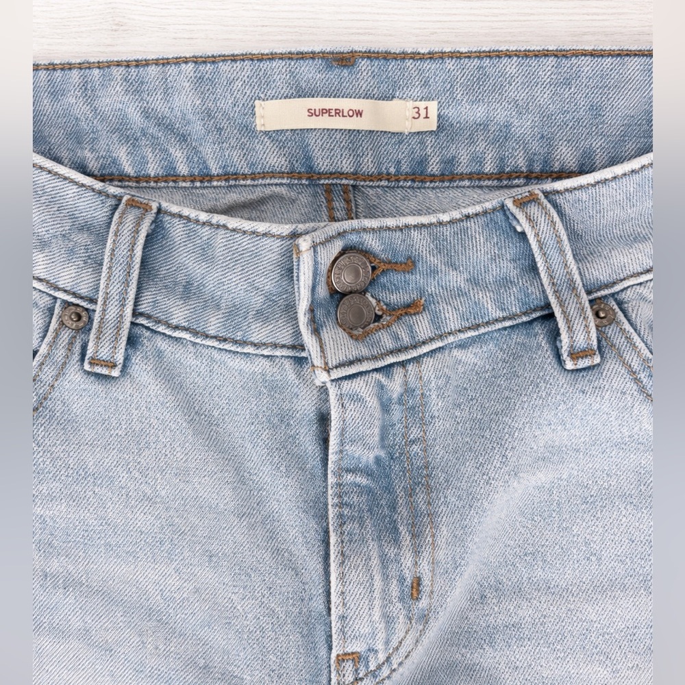 Levi's Light Blue Wash Low Rise Jeans - Size 31 - Picture 3 of 5